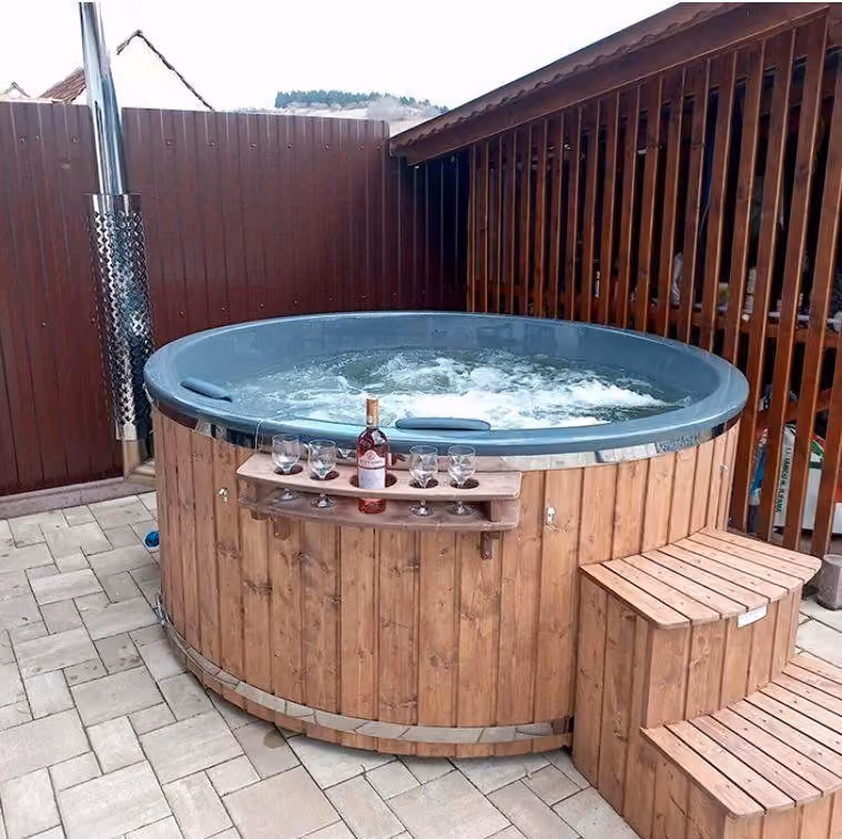 Hot Tub mit Thermoholz-Verkleidung, Einstiegstreppe und Kamin