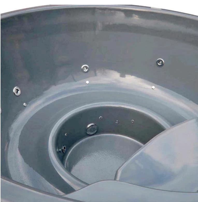 Innenansicht des Hot Tubs mit Sitzplätzen und Massagedüsen