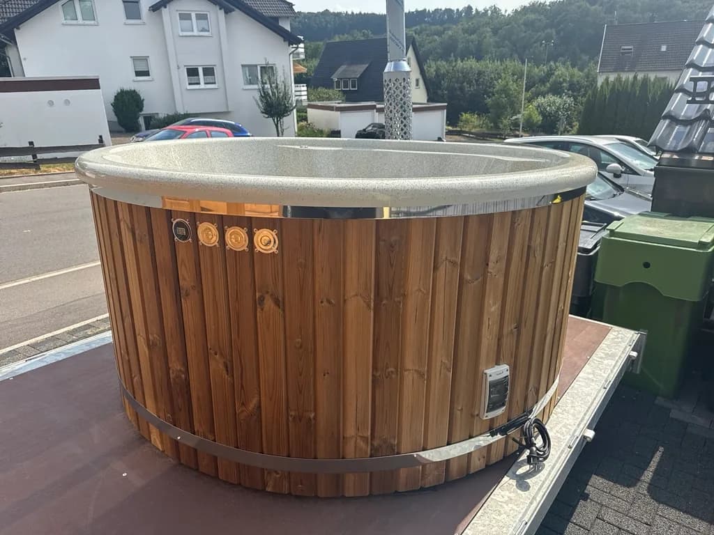 Hot Tub aus Thermoholz auf einem Transportanhänger