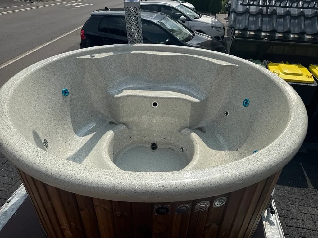 Innenansicht des Hot Tubs mit Sitzplätzen und Massagedüsen