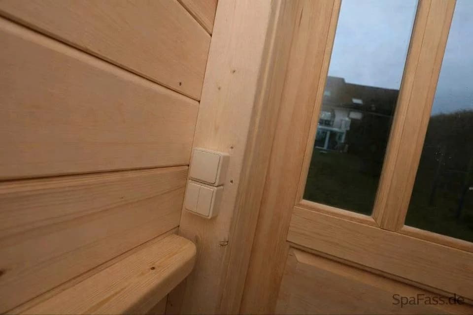Holztür und Beschläge im Vorraum