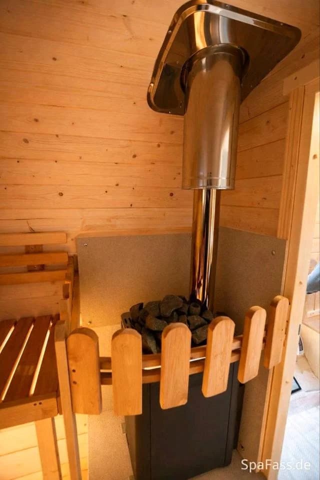 Holzofen mit Schornstein im Saunaraum