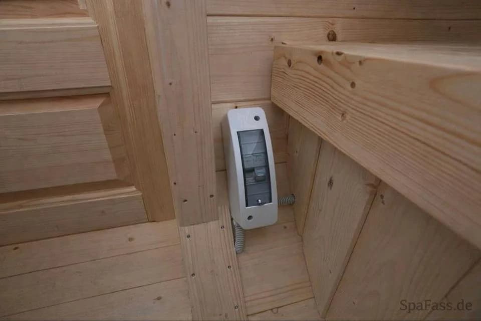 Bedienelement und Holzausbau im Vorraum