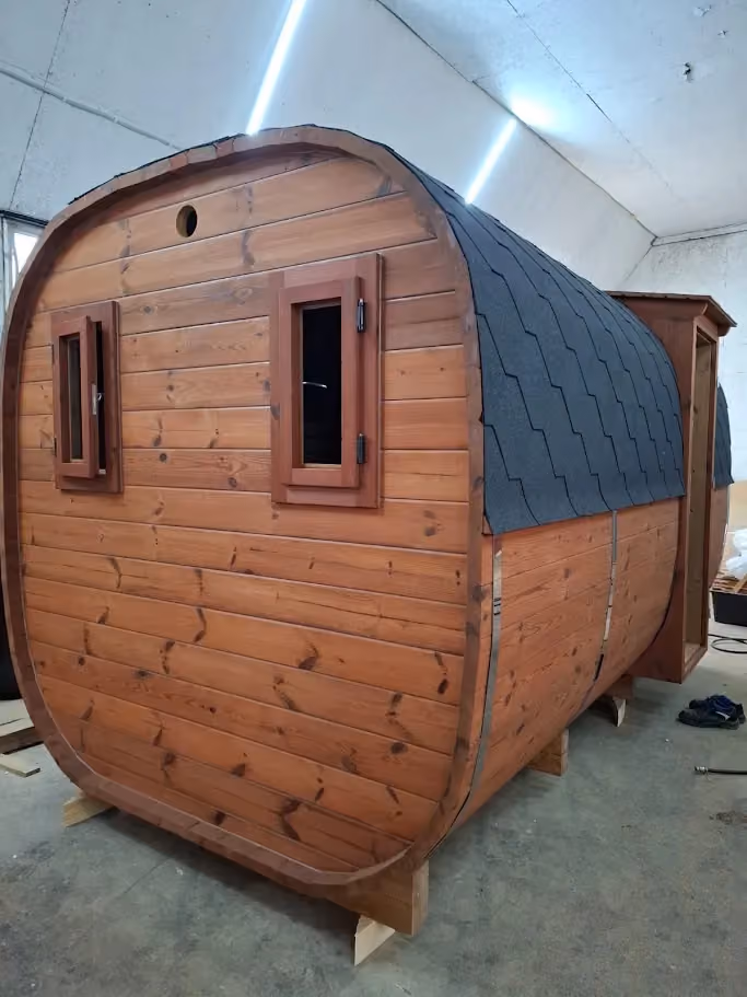 Reale Aufnahme: Außenansicht der Sauna mit Fenstern und Schindeldach