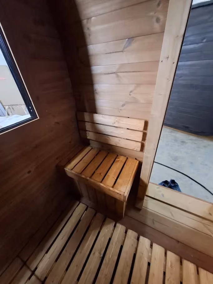 Reale Aufnahme: Holzausbau und Sitzbank im Vorraum