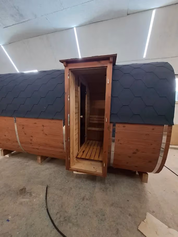 Reale Aufnahme: Sauna mit seitlichem Eingang und geöffnetem Vorraum